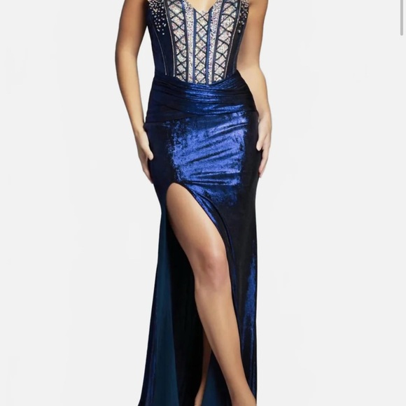 Elegant Evening Gown - Picture 3 of 5